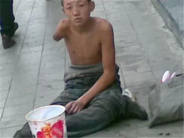 有些乡主们对孩子的父母说,是带这些孩子到南方的寺庙门口看摊子卖