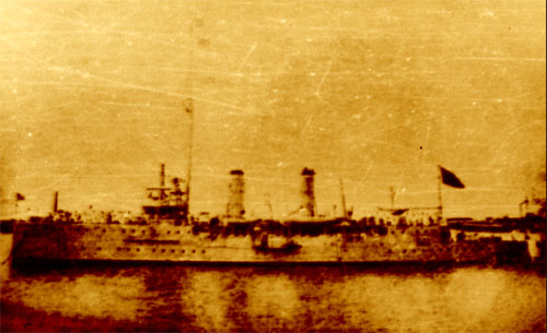 "中山舰"沉没的位置在离汉口26公里处的三号码头沌口水域,舰首朝着